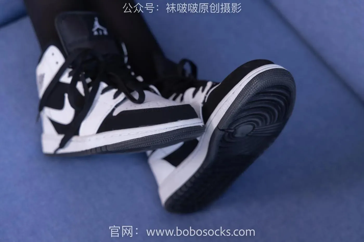 [BoBoSocks袜啵啵]NO.132 小甜豆-aj1板鞋、蓝色短靴、厚黑丝、厚红丝 [145P]插图8